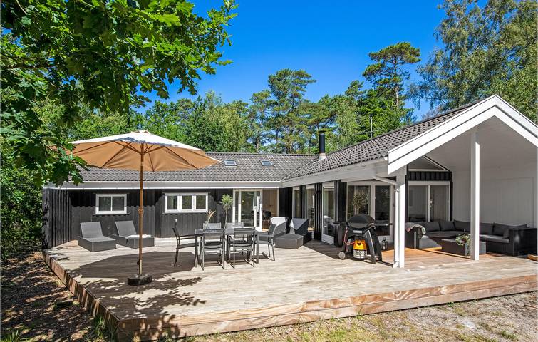 Feriehus for 8 personer, med Terrasse og Jacuzzi i tillegg til Sauna i Dueodde