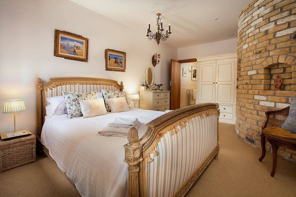 Luxury  Beach House Rental with Hot Tub, 30 meters to Beach in Cornwall