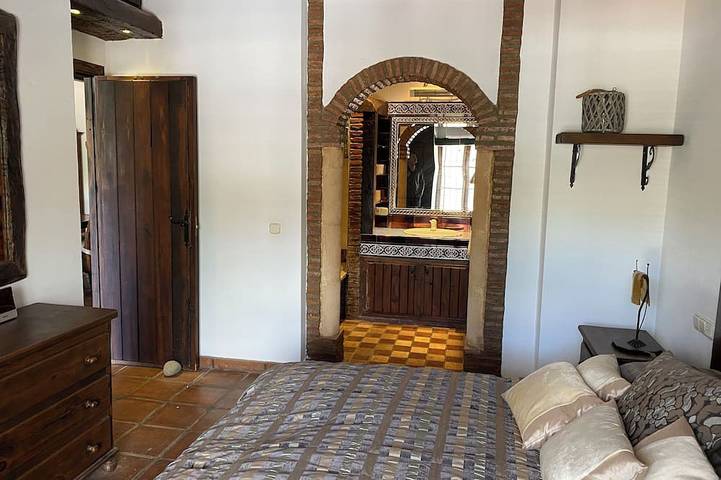 Spacious 3 Bedroom Townhome with Stunning Mountain Views in Benahavis Village in Val de Guadalmina, Benahavís