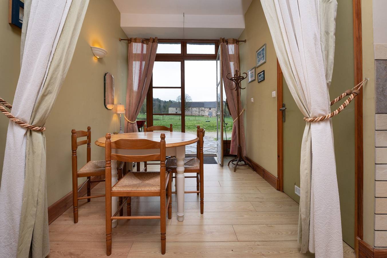 Maison de Vacances 'Le Crévy - La Calèche - 3 Pers' avec Terrasse Privée, Jardin Privé et Wi-Fi in La Chapelle-Caro, Région de Vannes