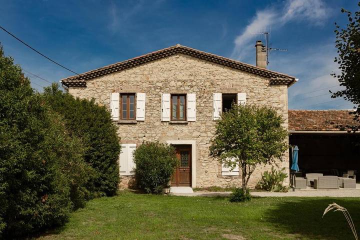 Maison de vacances pour 12 personnes, avec piscine et jacuzzi ainsi que jardin et terrasse, animaux acceptés