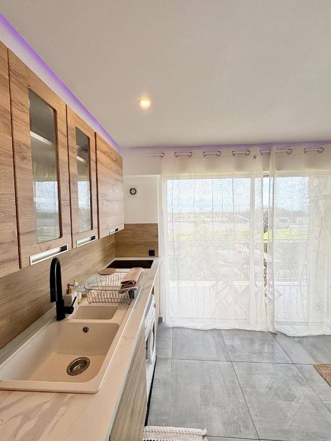 Gîte pour 2 personnes, avec vue ainsi que balcon et piscine dans Marineland (Juan-les-Pins) - 4