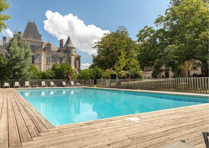 Camping pour 6 personnes, avec terrasse et piscine ainsi que sauna et jacuzzi, animaux acceptés