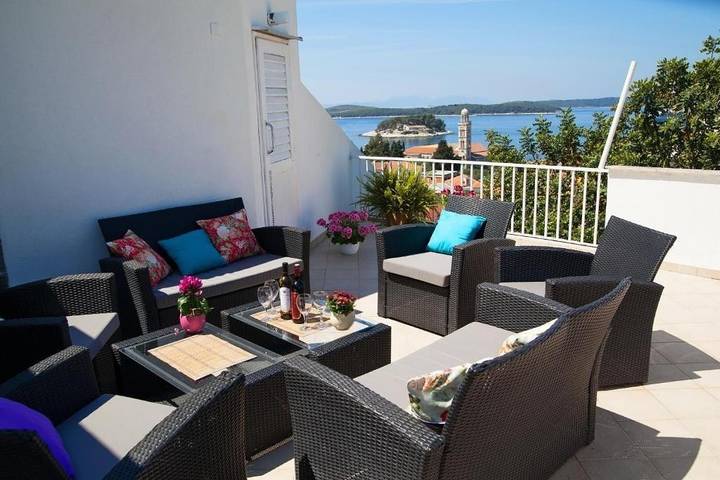 Vacation rental for 12 people, with balcony/terrace on Hvar