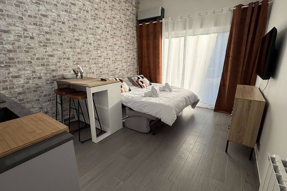 Ground floor studio, terrace, parking near Paris in Maisons-Alfort, Valle del Marne
