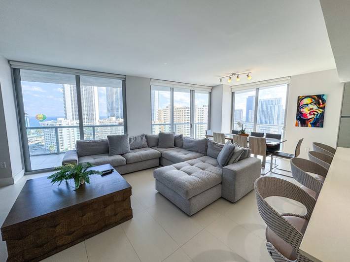 Vacation rental for 6 people, with pool and balcony as well as yard in Hallandale Beach