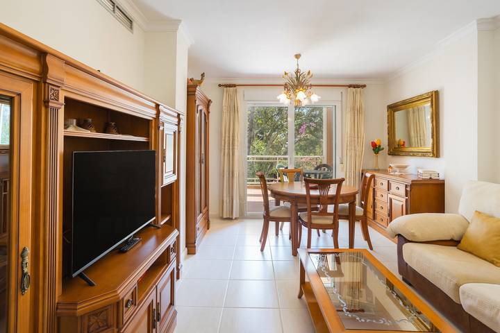 Apartamento entero, Apartamento 'Keops' con piscina compartida, terraza privada y aire acondicionado in Oliva, Costa Blanca
