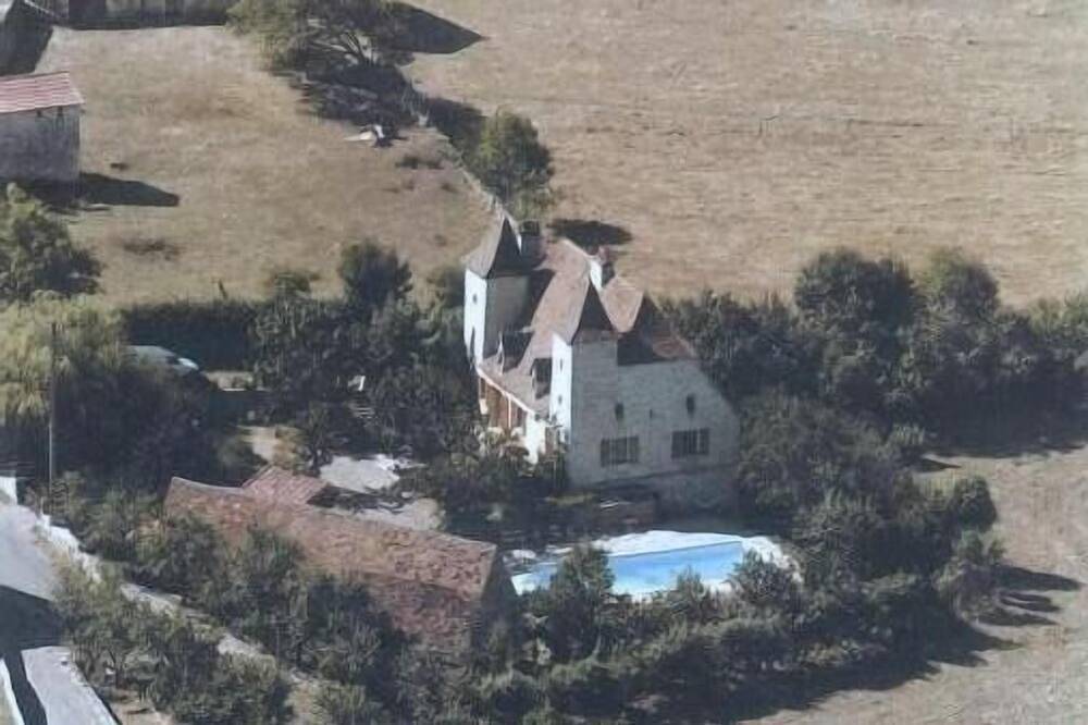 Maison De Vacances pour 16 Personnes dans Lauzès, Parc Naturel Régional des Causses du Quercy