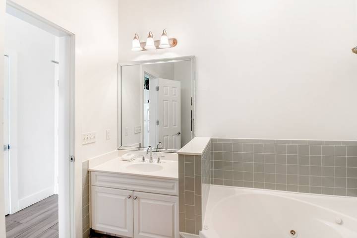 Vacation rental for 4 people, with hot tub and balcony as well as pool in Santa Rosa Beach