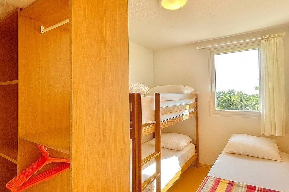 Entire apartment, La Terrasse du Mas, 5 guests Pool in Gard in Calvisson, Nimes region