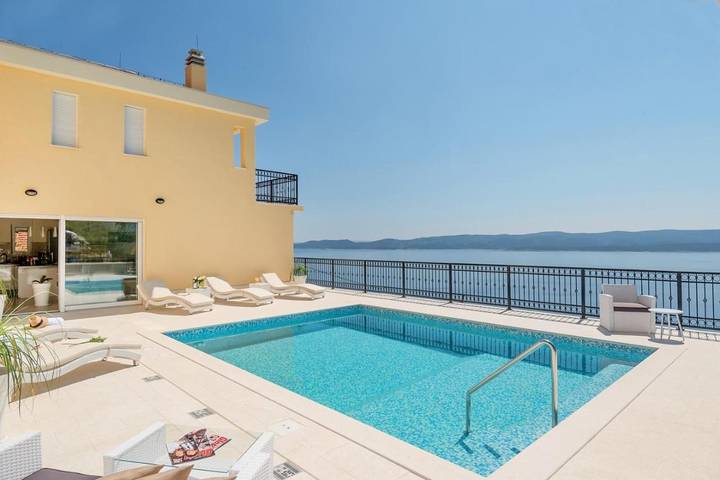 Villa pour 12 personnes, avec Balcon et Terrasse ainsi que Jardin et Piscine à Mimice