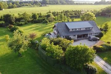 Gîte pour 10 personnes, avec jardin et terrasse à Quetteville