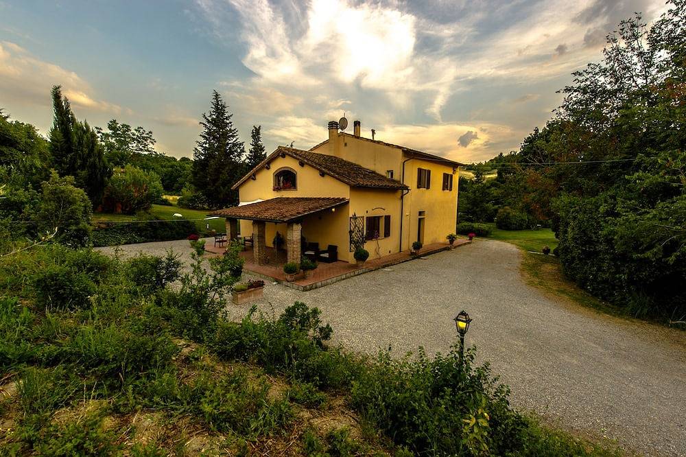 La maison de campagne au milieu d'une petite vallée verte in Empoli, Province de Florence