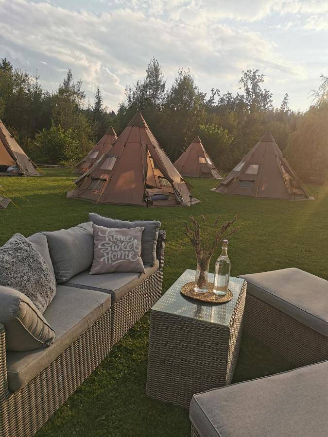 Camping für 4 Personen, mit Terrasse und Garten sowie Pool und Ausblick in Spielberg