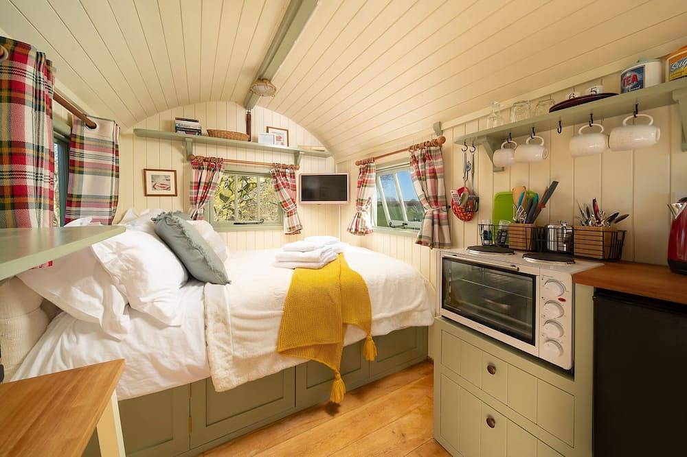 Charming quirky couple and dog friendly countryside bolt hole, with private hot tub and communal gam in Swimbridge, Devon