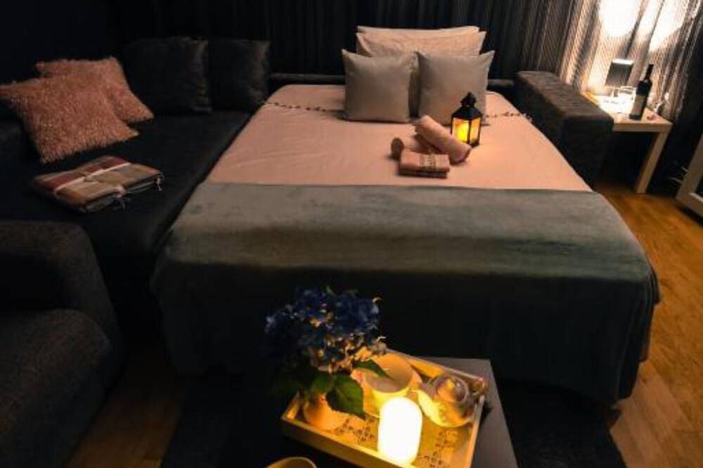 Entire apartment, Chic Budva City Retreat - Studio Apt with Balcony in Budva, Opština Budva