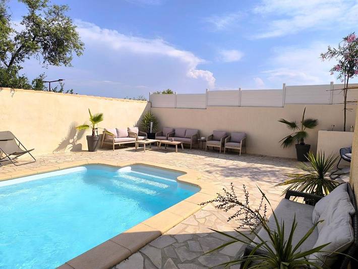 Location de vacances pour 9 personnes, avec Terrasse et Jardin ainsi que Piscine et Vue à Montredon-des-Corbières