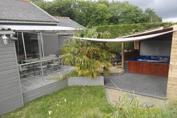 Gîte pour 6 personnes, avec sauna et terrasse ainsi que jardin et jacuzzi à Plouezoc'h