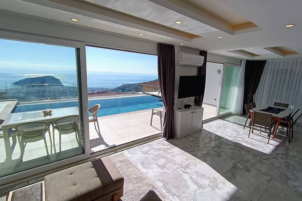 Luxury Escape with Stunning Views & Heated Jacuzzi, Alanya Villa 1002 in Alanya, Antalya Province