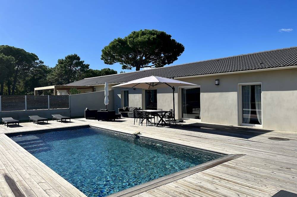 Luxury villa with heated pool on the seafront in Biguglia, Bastia und Umgebung