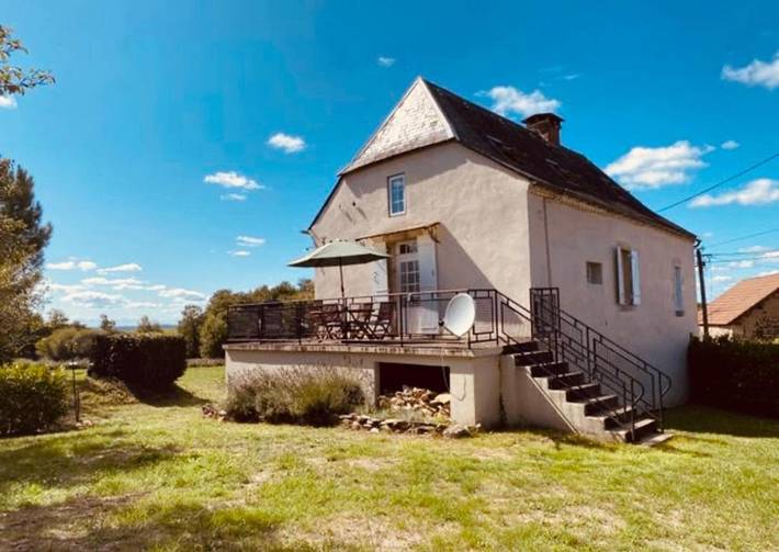 Location de vacances pour 8 personnes, avec vue ainsi que terrasse et piscine à Génis