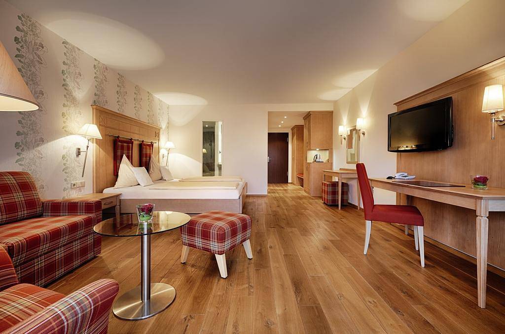 Hotel Kronelamm - Einzelzimmer "Teinachtal" mit Wc und Dusche/Bad in Bad Teinach-Zavelstein, Nordschwarzwald