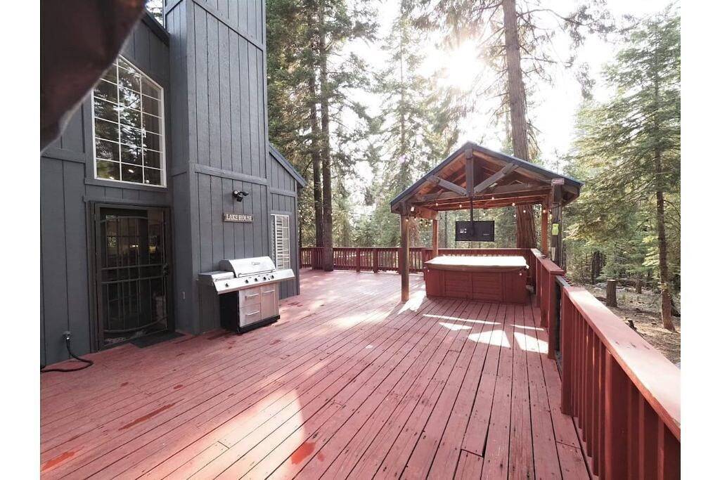3 bedroom house with huge deck and central a/c in Ockenden, Shaver Lake