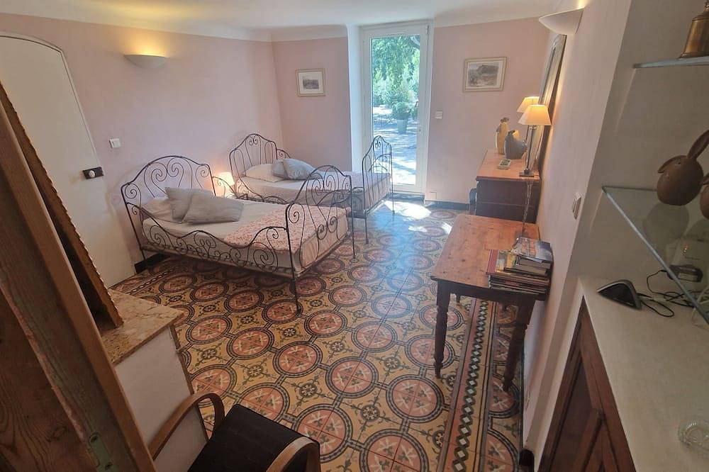 La Chênaie, Mas Provençal 6 personnes avec piscine in Grans, Côte méditerranéenne (France)