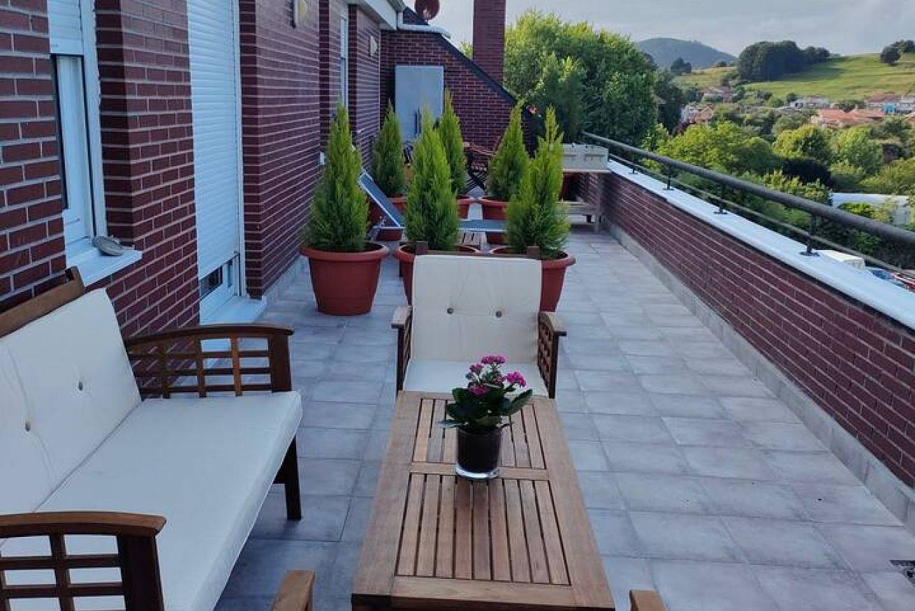 Apartamento entero, Acogedor Apartamento con Piscina Cerca de Atracciones in Bárcena de Cicero, Costa de Cantabria