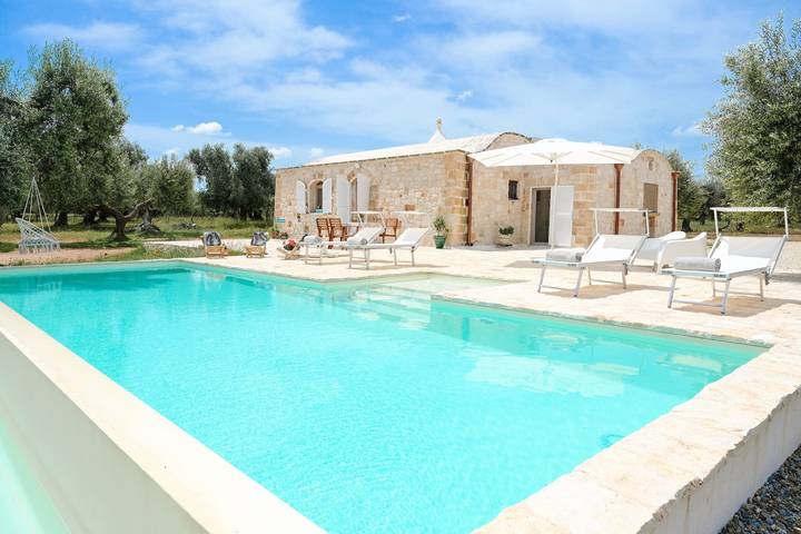 Ferienhaus für 4 Personen, mit Balkon und Terrasse sowie Garten und Pool in Villa Castelli