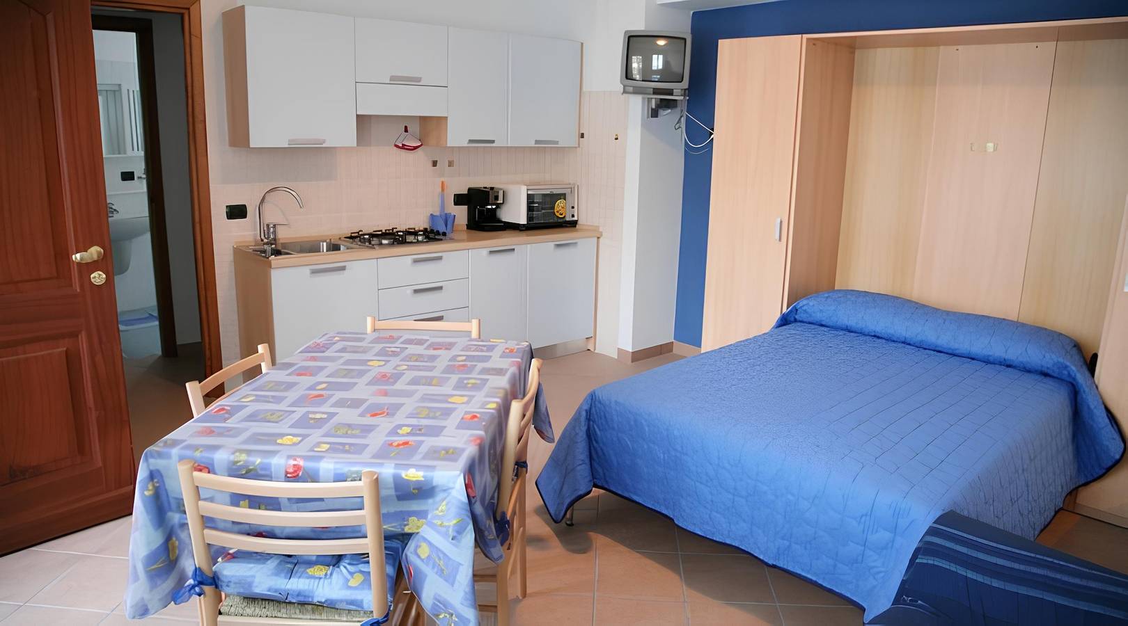 Entire studio, Studio Apartment 'Gli Angeli Nonna Erminia E Vittorio' with Shared Pool, Wi-Fi and Air Conditioning in Cenesi, Cisano sul Neva