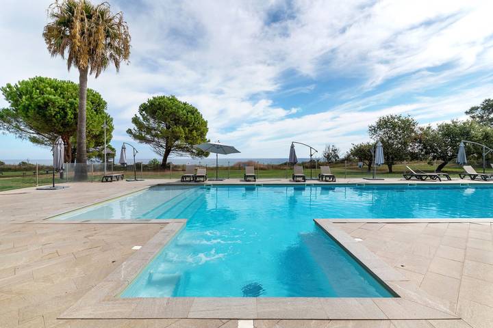 Chalet "Notre Rêve en Riva al Mare" con piscina condivisa, Wi-Fi e aria condizionata in Santa Maria Poggio, Corte e dintorni