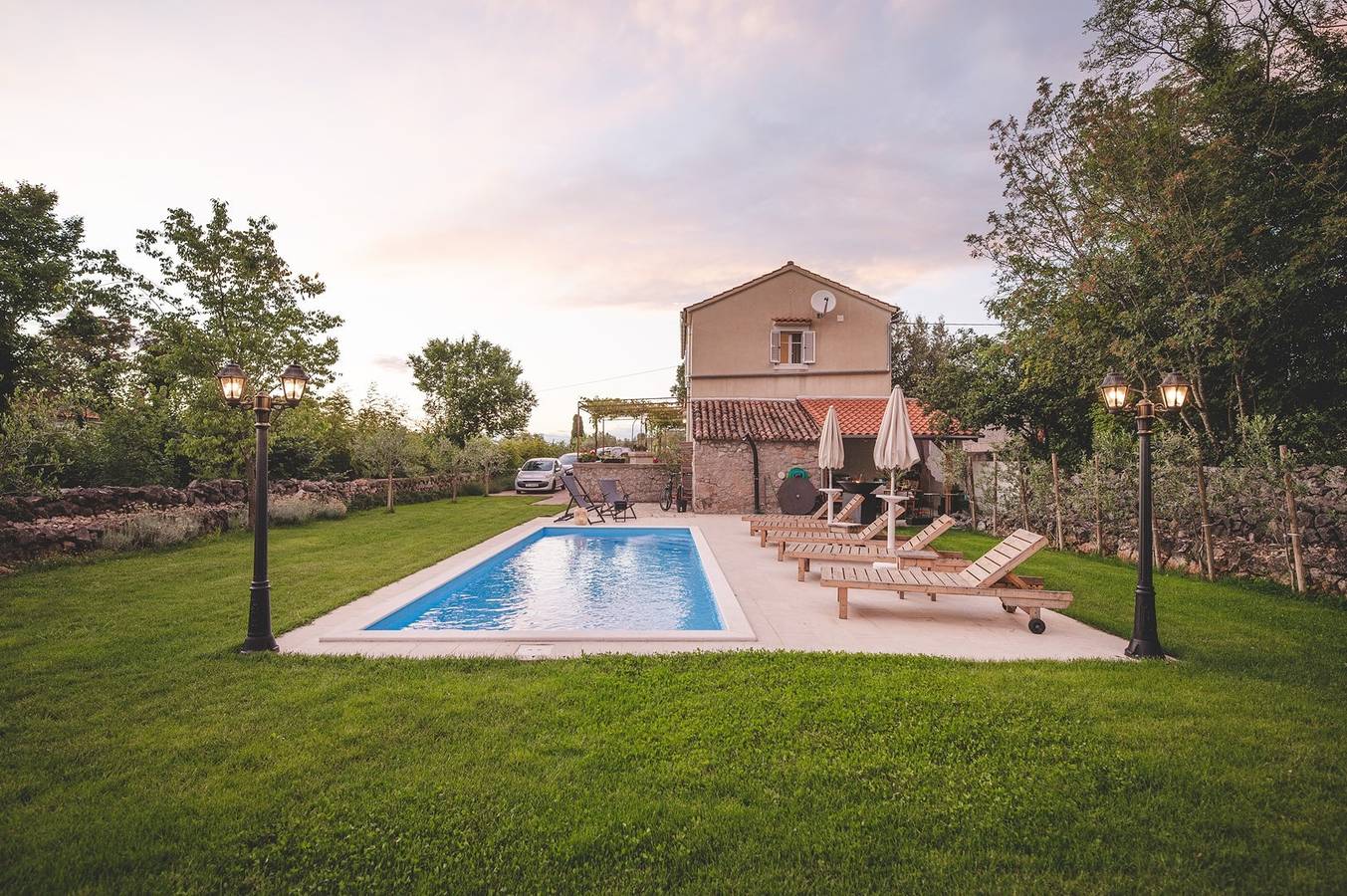 Village Villa M**** mit einem Hauch von Tradition und Pool auf Krk in Malinska-Dubašnica, Krk