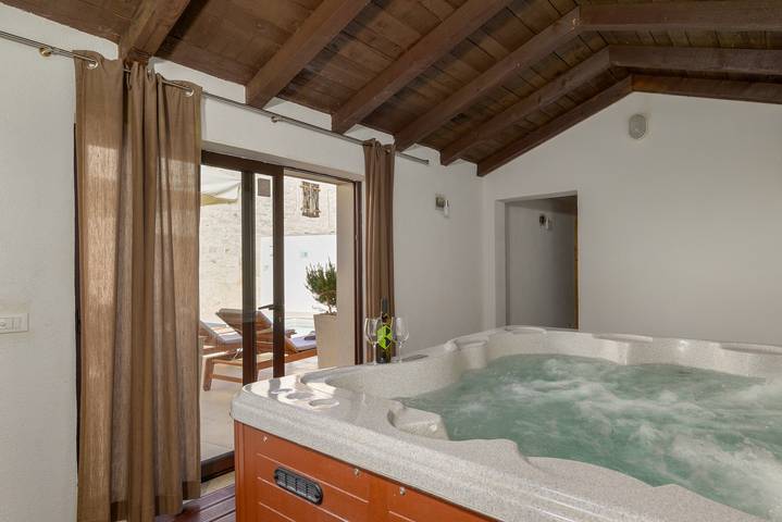 Location de vacances pour 5 personnes, avec terrasse ainsi que sauna et piscine, animaux acceptés à Bale (Croatie) - 2