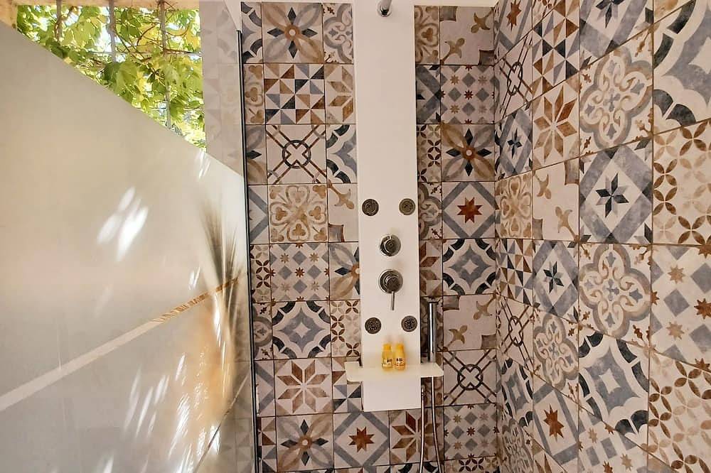 Studio with private garden Aix-Luberon-Verdon * Dinner and Jacuzzi extra in Peyrolles-en-Provence, Aix-en-Provence region