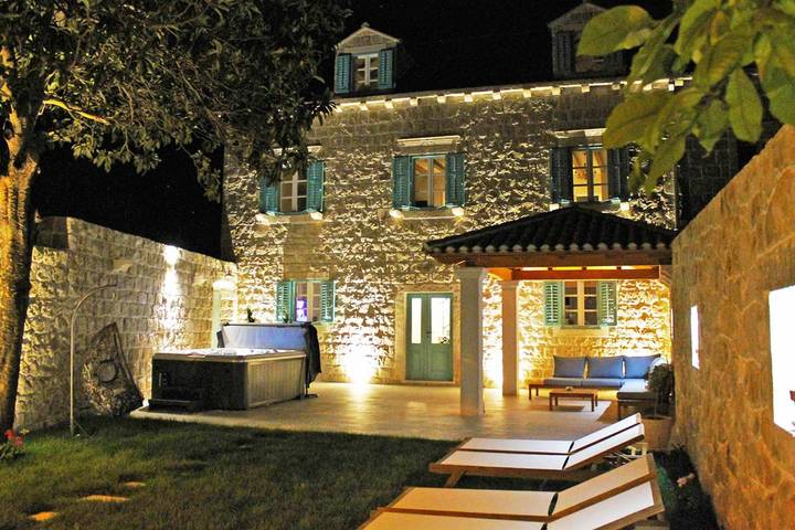 Villa for 8 people, with balcony and sauna as well as garden in Cavtat