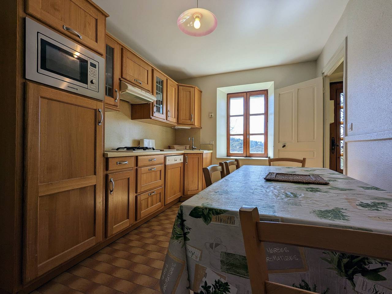 Antigua granja restaurada con terreno, juegos y vistas en el centro de Jax in Jax, Parque Natural Regional Livradois-Forez