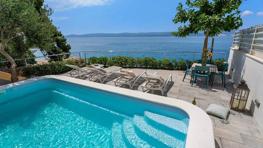 Villa pour 4 personnes, avec balcon ainsi que piscine et jardin à Mimice
