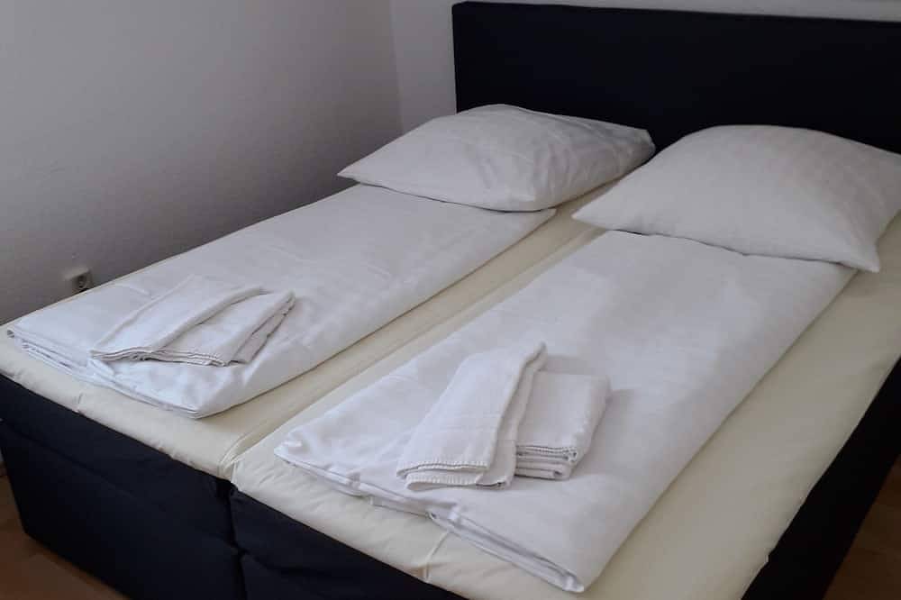 Ganze Wohnung, Schöne 2-Zimmer-Ferienwohnung direkt am See in Neustadt am Rübenberge, Aller-Leine-Tal