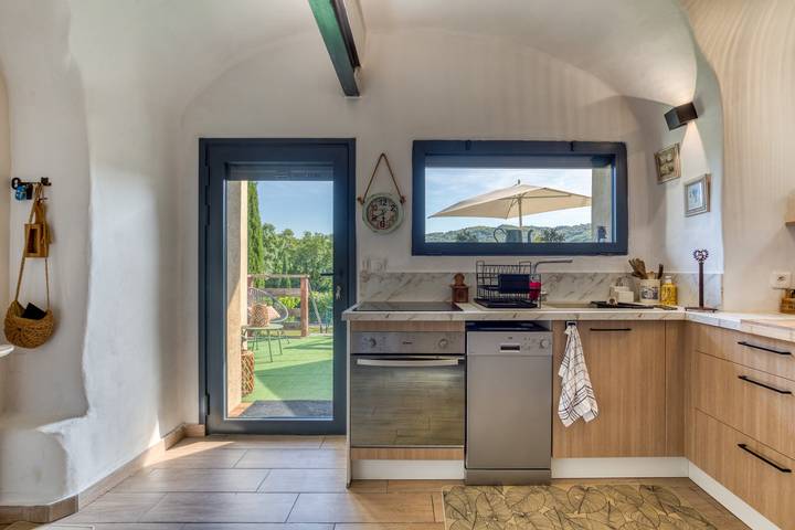 Casa de vacaciones 'Maison De Village' con piscina privada, Wi-Fi y aire acondicionado in La Tour-sur-Orb, Region de Béziers