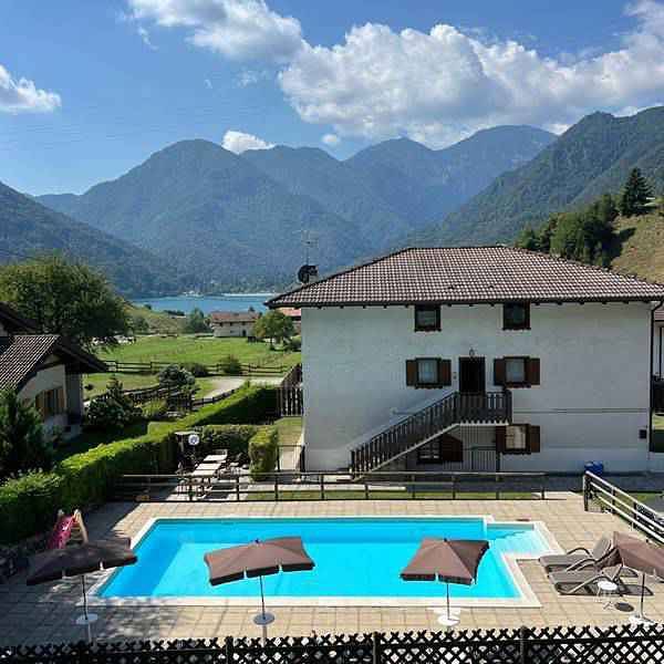 Ferienwohnung für 5 Personen, mit Balkon und Garten in Mezzolago