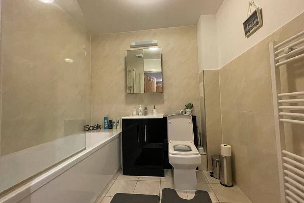 ✩ Stevenage Town ✩ Balcony ✩ 2 Bed Apt, 5 guests in Stevenage, Hertfordshire