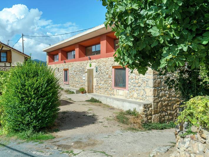 Chalet para 18 personas, con Terraza además de Jardín y Piscina en el País Vasco
