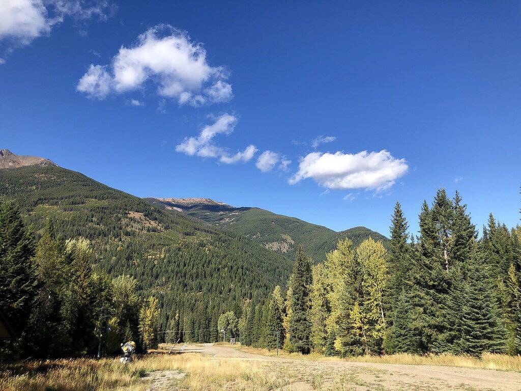 Fabulous Ski-in/out Renovated 3 Bdrm Upper Village Townhome with bdrm Ac & den in Panorama