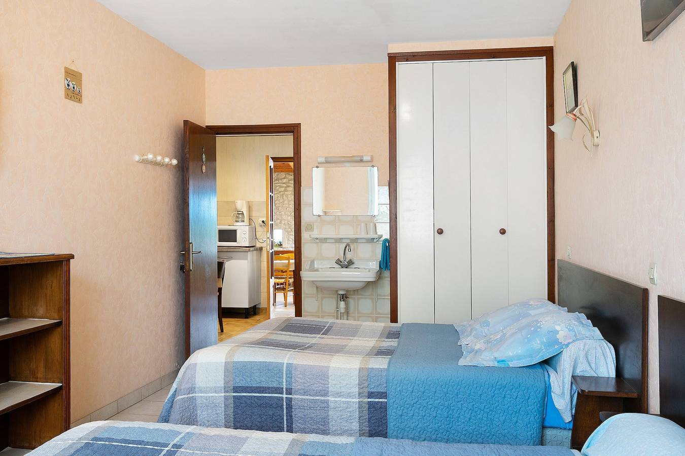 Bed and Breakfast 'Chambre D'hôtes Rose' with Shared Terrace, Private Garden and Wi-Fi in Semussac, Saintes region