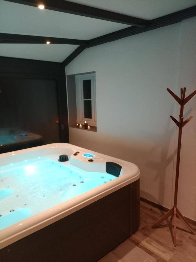 Maison de vacances pour 2 personnes, avec Jacuzzi et Jardin à Commequiers
