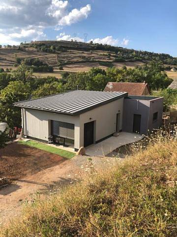 Gîte pour 3 personnes, avec jardin et vue, animaux acceptés à Sébrazac