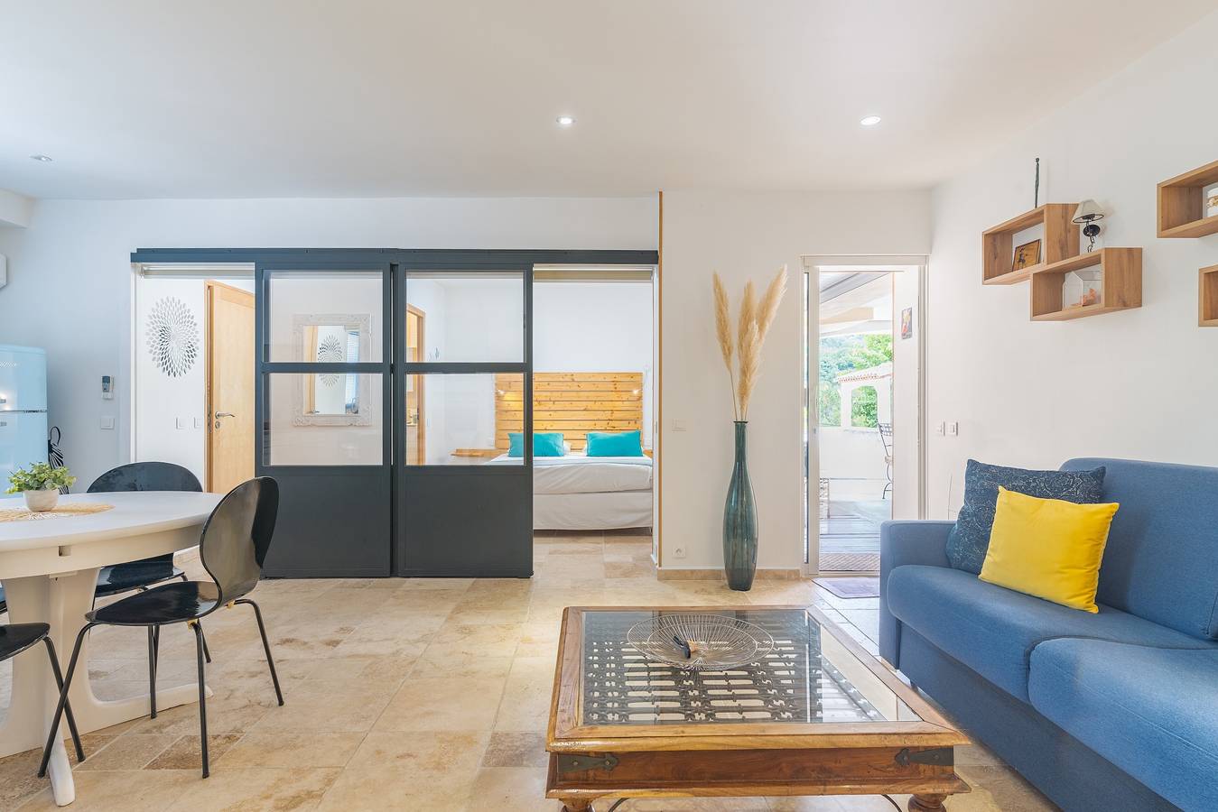 Entire apartment, Apartment 'Lobéal' with Shared Pool, Wi-Fi and Air Conditioning in Auriol, Mediterranean Coast (France)