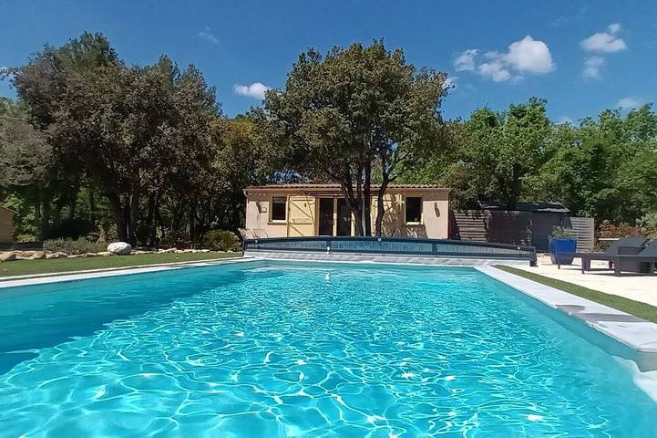 Gîte pour 2 personnes, avec Terrasse ainsi que Jardin et Piscine