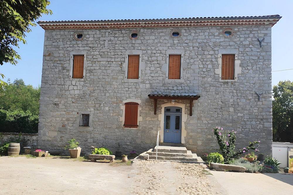 Guest Room \"Chambre Catherine\" with Shared Pool, Wi-Fi, and Air Conditioning in Saint-Alban-Auriolles, Ardèche